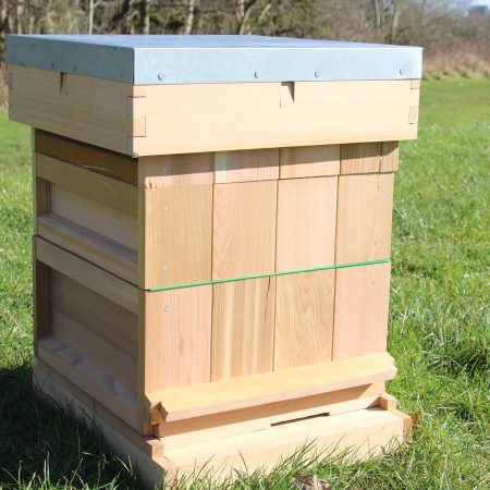 National Beehive made from high-quality cedar wood, fully assembled, ready for beekeeping, with flat roof, metal cover, Varroa mesh floor, wooden entrance block, supers, brood box, crown board, plastic queen excluder, and bee escapes